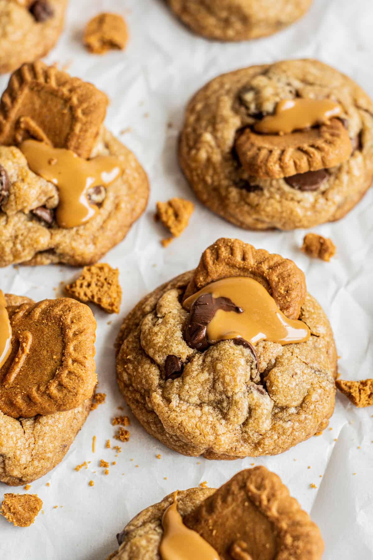 close up of cookies drizzled with cookie butter.