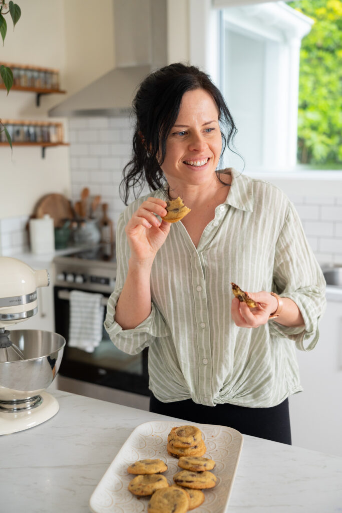 elien lewis baking witj butter